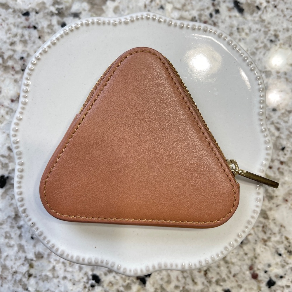Cuyana Leather Triangle Pouch in Caramel